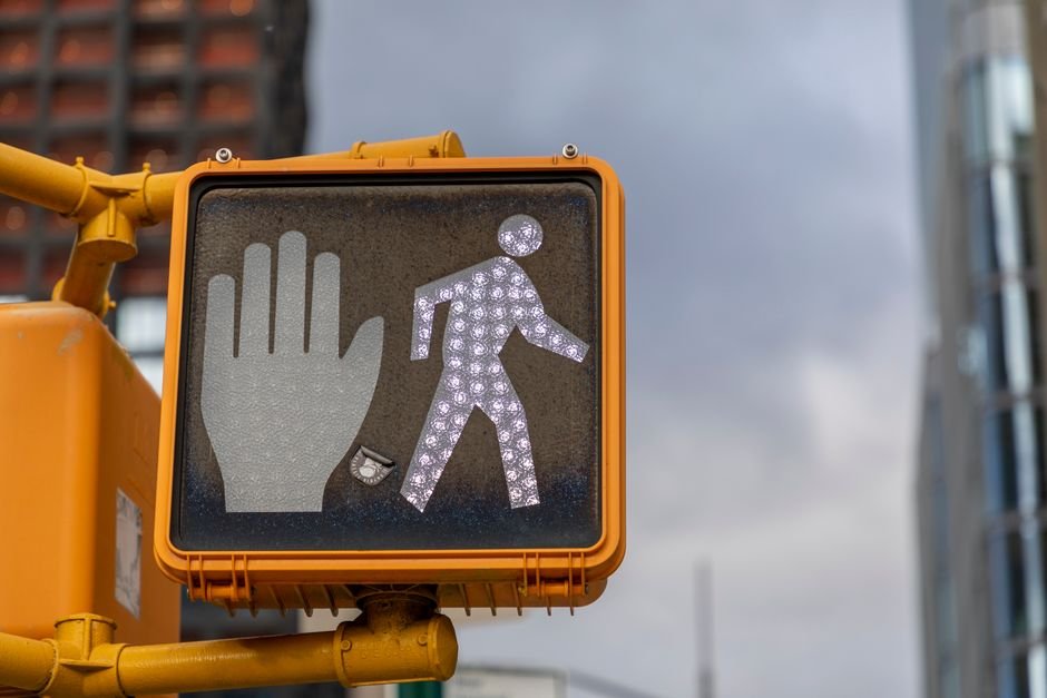 Traffic signal at a city crossing